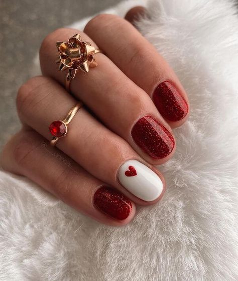 50+ Stunning White Winter Nails [2024] To Embrace Winter Wonderland Holiday Dip Nails Winter, White Winter Nails, Nails Fall Autumn, Christmas Nail Designs Easy, Festive Christmas Nails, Art Noel, Nail Art Noel, Christmas Nails Diy, Christmas Nail Art Easy