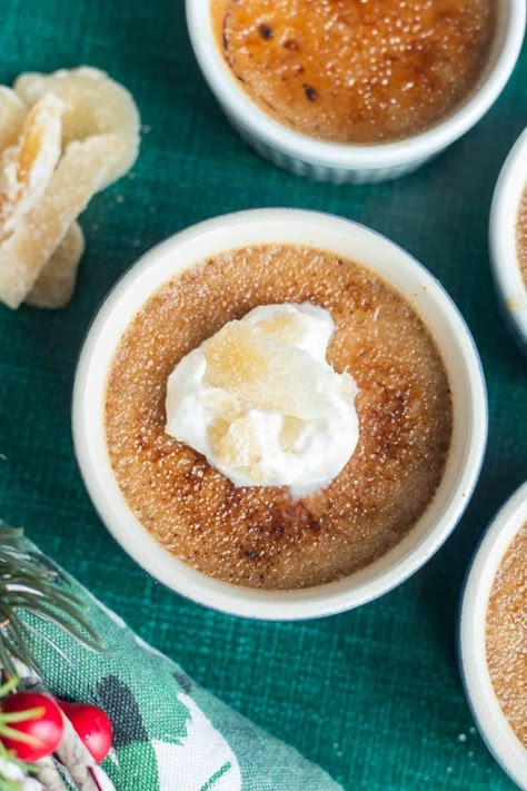 gingerbread creme brûlée in individual ramekins. Christmas Creme Brulee Recipe, Gingerbread Creme Brulee, Holiday Creme Brulee, Christmas Creme Brulee, Creme Anglaise Recipe, Creme Brulee Desserts, French Custard, Classic French Desserts, Creme Brulee Recipe