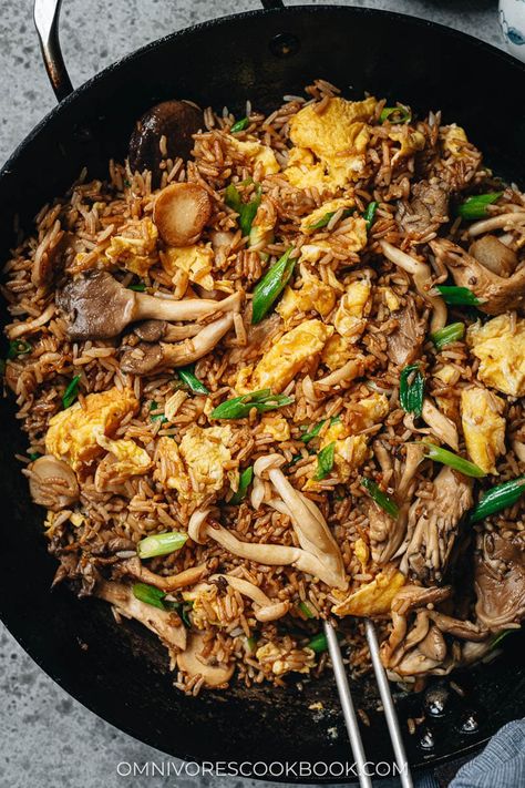 Mushroom Fried Rice (蘑菇炒饭) Chinese Shrimp, Veggie Rice Bowl, Mushroom Fried Rice, Vegetarian Fried Rice, Vegetarian Stir Fry, Minced Chicken Recipes, Pork Fried Rice, Mushroom Rice, Rice Side