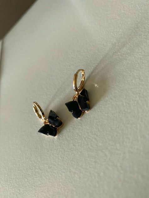 Black Earrings Aesthetic, Minimalist Accessories Jewellery, Boutique Earrings, Hand Jewelry Rings, Princess Jewelry, Fancy Jewellery Designs, Accesories Jewelry, Classy Jewelry, Stacked Jewelry