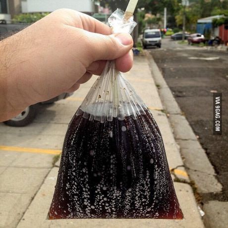 C'mon, its another way of drinking coke. I'm from the Philippines and we drink it this way too :p El Salvador Culture, El Salvador Food, Salvador Food, Latin American Folk Art, Mexican American Culture, Guatemalan Recipes, School Lunch Recipes, I Want Food, Funny Spanish Jokes