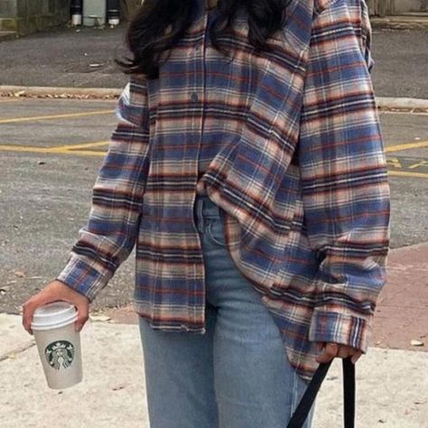 49 Flawless Flannel Outfit Ideas + Top Tips - ljanestyle How To Wear Flannel Shirt Women, Flannel Top Outfit, Womens Flannel Shirt Outfits, Baggy Flannel Outfit, Purple Flannel Outfit, Style A Flannel Shirt, Flannel Shirt Outfit Women, Orange Flannel Outfit, Flannel Outfits For Women