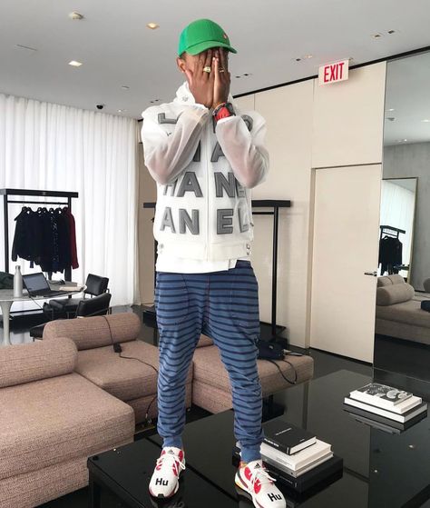 Pharell Williams wearing a Chanel jacket and Adidas HU sneakers #houseofstreetwear #pharrell #pharrelwilliams #chanel #adidas Kendall Jenner Chanel, Mens Facial Hair Styles, Jenner Sisters, Chanel Jacket, Kendall And Kylie Jenner, Jenner Style, Streetwear Sneakers, Hip Hop Culture, Pharrell Williams