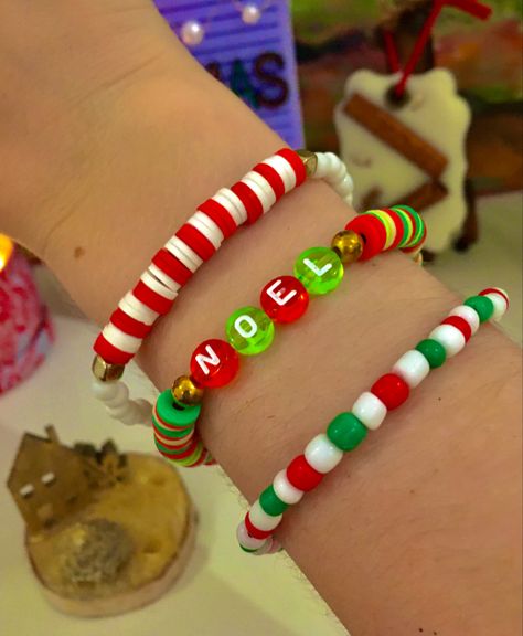 Cute Clay Bead Bracelet Ideas Winter, Christmas Clay Bead Bracelet Ideas, Perler Ornaments, Xmas Bracelets, Clay Bead Bracelet Ideas, Bead Bracelet Ideas, Xmas Beads, Stretch Beaded Bracelets Diy, Make Clay Beads