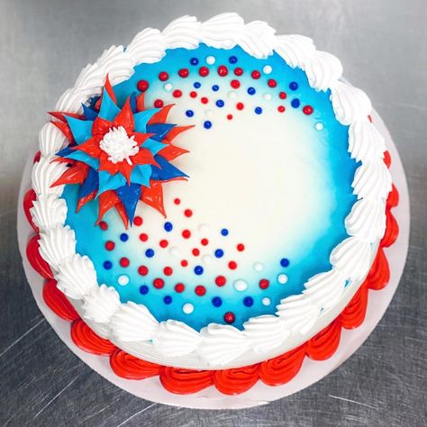 Red White And Blue Cake Decorating, Patriotic Cakes Ideas, Labor Day Cupcakes, Backyard Party Foods, Labor Day Cake Ideas, Memorial Day Cake Ideas, Labor Day Cake, Patriotic Cakes, Fourth Of July Dessert