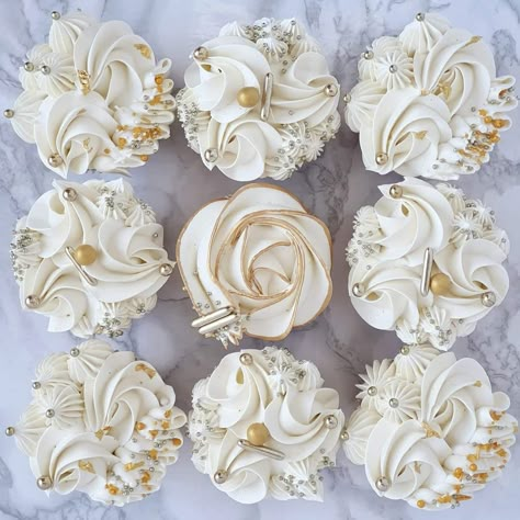 Engagement Party Desserts, Champagne Buttercream, Elegant Cake Pops, Elegant Cupcakes, Cupcake Decorating Tips, Sweet Temptation, Buttercream Flower, Cupcake Cake Designs, Creative Cake Decorating