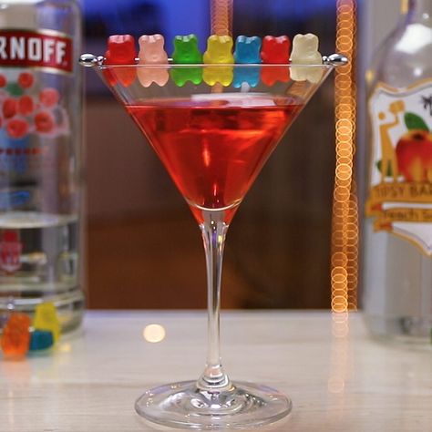 This Gummy Bear Martini is seriously one of the most exciting dessert cocktails out there. This super-tasty candy cocktail combines raspberry vodka, Peach Schnapps, cranberry juice, grenadine, and of course, some Gummy Bears. But you have to stab those bears with a skewer so you better not be squeamish. Gummy Bear Martini, Skittle Vodka, Martini Flavors, Vodka Mixers, Shots Alcohol Recipes, Cocktails Ideas, Apple Vodka, Martinis Drinks, Candy Cocktails