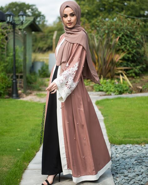 Islamic Clothing Abayas, Modern Hijab Fashion, Moroccan Dress, Muslim Outfits, Abaya Designs, Muslim Fashion Outfits, Modest Wear, Islamic Clothing, Vibe Clothes