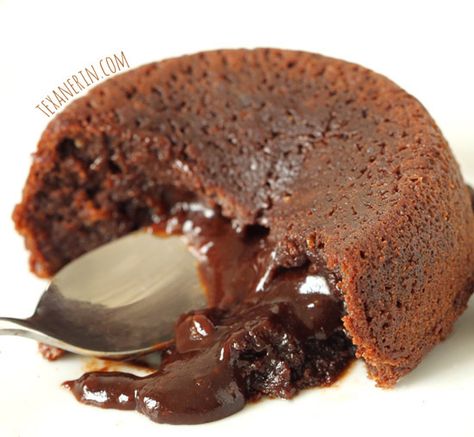 These molten lava cakes are made healthier with coconut sugar, coconut oil and whole wheat flour! Cakes For Two, Molten Lava Cakes Recipe, Lava Cake Recipes, Easy Sweets, Molten Lava Cakes, Molten Lava, Chocolate Lava, Chocolate Lava Cake, Lava Cake