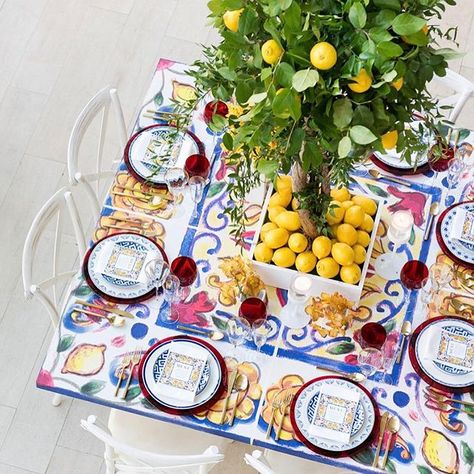 From the #centrepiece to the tabletop design, this #tablescape captures the feeling of dining on the Italian seaside.  | Photography By: 5ive15ifteen Photo Company | WedLuxe Magazine | #WedLuxe #Wedding #luxury #weddinginspiration #luxurywedding Greek Dinner, Sicilian Wedding, Birthday Lunch, Mediterranean Wedding, Tuscan Wedding, Wedding Event Design, Lemon Decor, Table Top Design, Aisle Runner