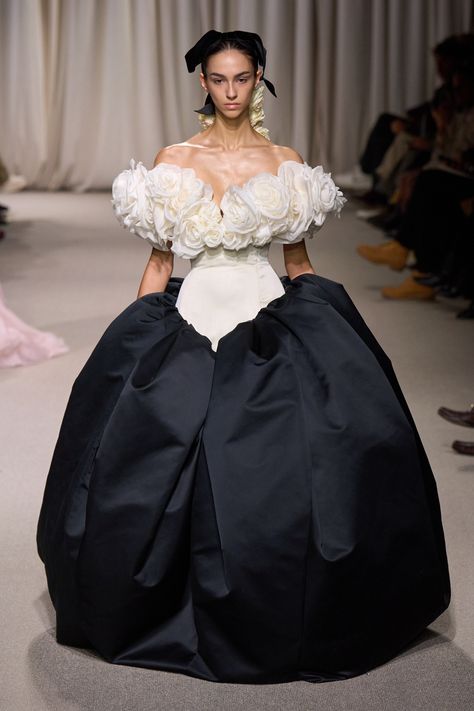 Big Ball Gowns, Bare Back Dress, Runway 2024, Big Skirt, Couture 2024, Giambattista Valli Couture, Giambattista Valli Haute Couture, Big Skirts, Aesthetic Lockscreens