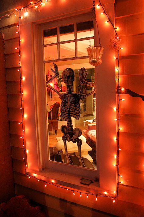 Well, I do it every year- and here it is: my huge Halloween decoration post of our 1908 California craftsman home all decked out. As you can probably tell, I collect tons of old stuff- some of that being pre-1970's Halloween decor. Enjoy! 2010 Halloween Aesthetic, Halloween Deck Ideas, Autumn Halloween Decor, 80s Halloween Decorations, 90s Halloween Decor, Nostalgic Halloween Decor, Classic Halloween Aesthetic, Halloween 90s Aesthetic, 90’s Halloween