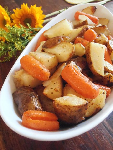 Jam Hands: Roasted Ranch Potatoes and Carrots Make my own Ranch seasoning for this... Pub Recipes, Roasted Ranch Potatoes, Roasted Potatoes And Carrots, Ranch Potatoes, Potatoes And Carrots, Roasted Vegetable Recipes, Potato Recipes Side Dishes, Desserts Vegan, Carrots And Potatoes