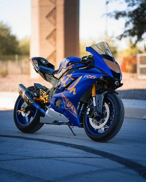 Yamaha YZF-R6 Blue Velociraptor, Bike Yamaha, Yamaha Yzf R, Yamaha Dirt Bikes, Yamaha Engines, Duke Bike, Blue Motorcycle, Honda Africa Twin, Japanese Sports Cars