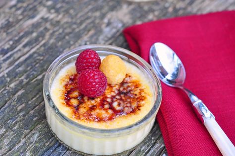 Crème brûlée Raspberry Creme Brulee, Cream Brulee, Creme Brulee Recipe, Brulee Recipe, Raspberry Desserts, Creme Brûlée, Sunday Breakfast, Oh Dear, Best Dessert Recipes