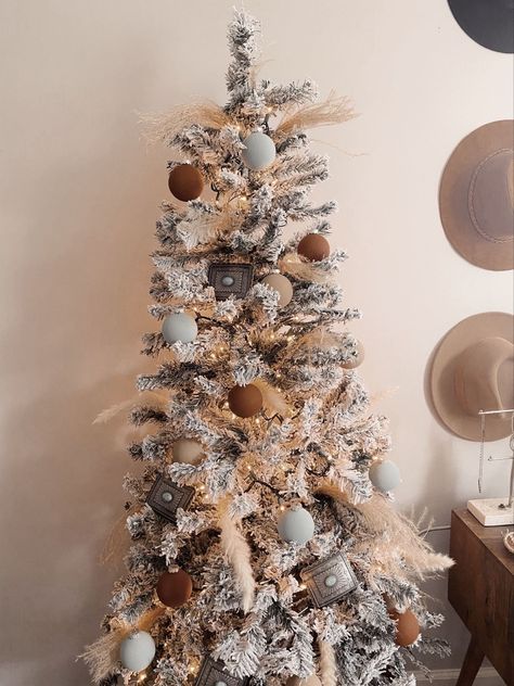 Small Western Christmas Tree, Yellowstone Christmas Tree, Christmas Decor Ideas Western, Boho Western Christmas Decor, Western Boho Christmas Tree, Country Western Christmas Decor, Western Themed Christmas Tree, Western Christmas Decor Ideas, Western Theme Christmas Tree