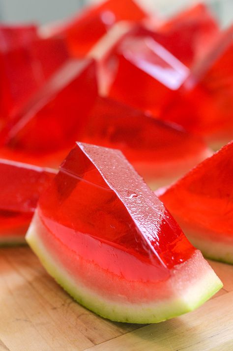 How to Make XXL Watermelon Jell-O-Shots - Cooking - Handimania Jello Aquarium, Watermelon Jello Shots, Shots Jello, Watermelon Jello, Jelly Shots, Watermelon Day, Jell O Shots, Watermelon Summer, Drink Drank Drunk