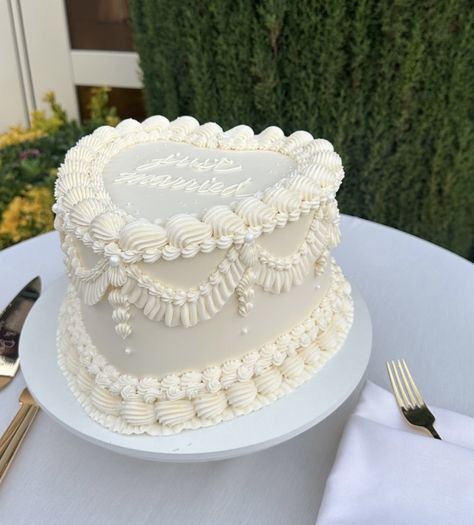 All White Cake Wedding, Wedding Dessert Table Outdoor, German Themed Wedding, Single Wedding Cake With Cupcakes, Heart Shaped Lambeth Cake, Classy Small Wedding Cake, Engagement Cake Vintage, Off White Wedding Cake, Wedding Cakes Italian Style