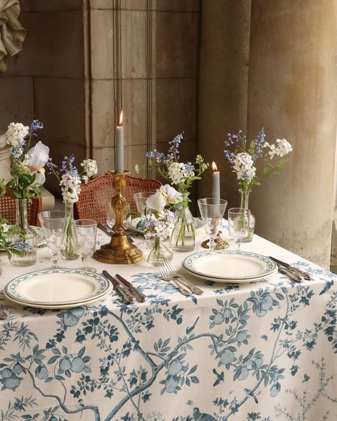 The second new Chinoiserie tablecloth colourway in our @zardi_and_zardi for Maison Fête Collection- Willow Blue 💙 Coming soon for pre-order. Photographed at @grovehouseweddings ✨ did you guess the colour right?! #blueandwhite #antiquetable #antiqueshop #tablescape #tabledecor Summer Tablescapes Ideas, French Tablescape, Chinoiserie Tablescape, Chinoiserie Party, Blue Willow Wedding, Blue Willow Decor, Blue And White Tablescapes, Blue Tablescape, Vintage Table Setting