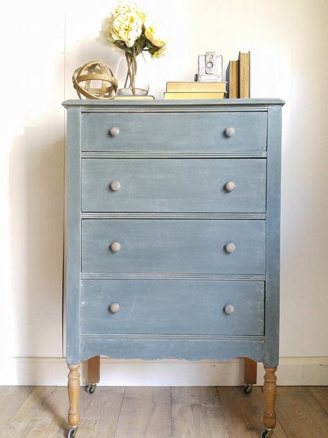 light blue body with natrual wood legs Bee Furniture, Dresser Redo, Miss Mustard Seeds, Chalk Painting, Furniture Restoration, Milk Paint, Painting Furniture, Inspiration Boards, Annie Sloan