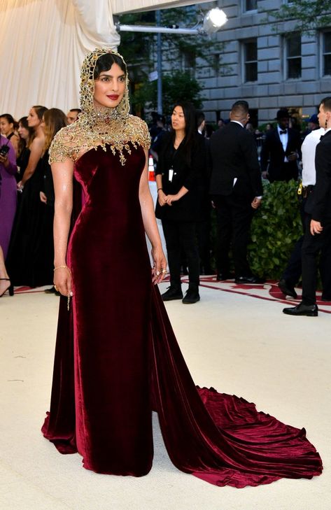 Priyanka Chopra Met Gala Dress 2018 Met Gala Priyanka Chopra, Gala Headpiece, Priyanka Chopra Red Carpet, Versace Gown, Silk Cape, Met Gala Dresses, Gala Dress, Gold Gown, Lizzie Mcguire