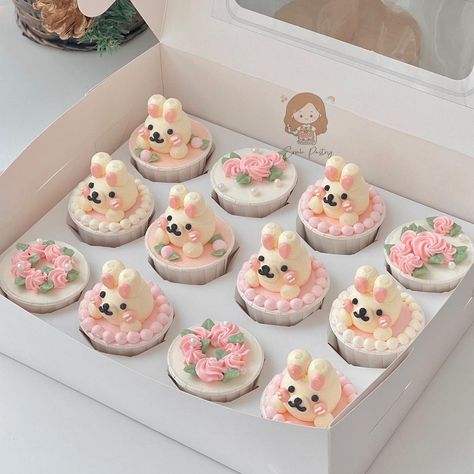 • Bunny & Flower Vintage theme 🐰🌸 ——— Cake x Cupcakes set matching 💗 For more inquiry kindly WhatsApp us at 0183992522 ( no dm / pm in IG… | Instagram post from ♡ 🇲🇾 𝚅𝚒𝚗𝚝𝚊𝚐𝚎 𝙲𝚞𝚜𝚝𝚘𝚖𝚒𝚣𝚎 𝙲𝚊𝚔𝚎 ♡ (@erniepastry) Cookie Bakery, Bunny Cupcakes, Cute Cupcakes, Vintage Theme, Vintage Cake, Vintage Flowers, Baking, Cake, Instagram Posts