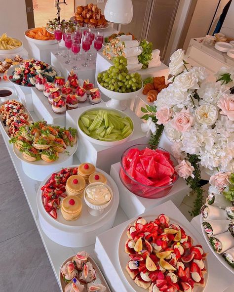 Fruit Buffet, Amazing Food Platters, Bistro Food, Party Food Buffet, Catering Ideas Food, Food Collection, Favorite Recipes Dinner, Party Food Platters, Brunch Time