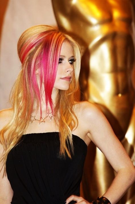 Avril Lavigne Hair, Celebrities Hair, Blonde Hair With Pink Highlights, Avril Lavingne, Pink Hair Color, Hair Dye Tips, Punk Princess, Pink Highlights, Hair Color Pink