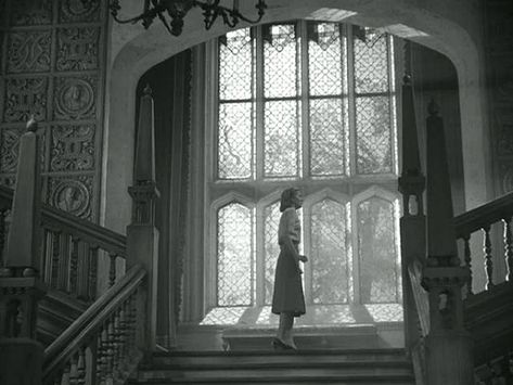 Rebecca 1940, Rebecca Daphne Du Maurier, Staircase Landing, Ghost Movies, Alfred Hitchcock Movies, Hitchcock Film, Daphne Du Maurier, Best Mysteries, Film Grab