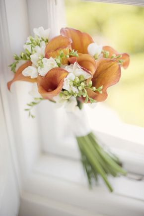 Bridal Bouquet Calla Lillies, White Calla Lily Bouquet, Lily Bridal Bouquet, Small Wedding Bouquets, Calla Lily Wedding, Destination Wedding Ideas, Calla Lily Bouquet, Lily Bouquet, Sintra Portugal