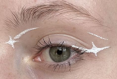 Silver Makeup Hooded Eyes, Star Graphic Liner Makeup, Cool White Eyeliner Looks, White Eyeliner Star Makeup, Graphic White Liner, Cute White Eyeliner Looks, White Star Eyeliner, All White Makeup, White Liner Makeup Looks