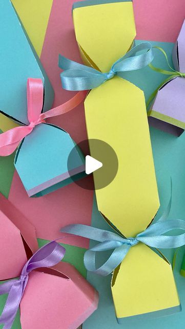 Gift Wrapping Love | 🍭 How To Make A Candy Gift Box 🍭
.
.
.
Full video linked below (Unclickable link.  Please copy and paste.): 

Candy Gift Box Tutorial... | Instagram Candy Wrapping Ideas Packaging, How To Wrap Lollipops Gift, Chocolate Wrapping Ideas Homemade Gifts, Candy Theme Gift Wrapping, Gift Wrapping Candy Shape, Gift Wrapping Cylinder Shape, Candy Gift Box, Candy Boxes, Gift Packaging