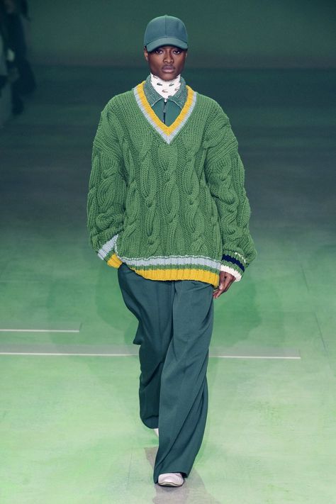 Lacoste Fall 2019 Ready-to-Wear collection, runway looks, beauty, models, and reviews. Tennis Sweater, Knitted Fashion, Hot Sweater, Knit Wear, Clothes Winter, Winter Ideas, Trendy Crochet, Women Sweaters Winter, Looks Street Style