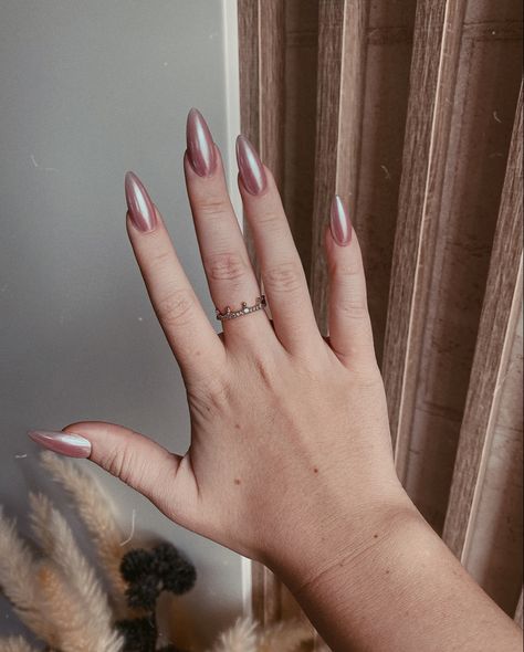 Pearl nails trend manicure Hailey Bieber Nails Burgundy, Haley Bieber Nails Brown, Hailey Beiber Nails Trend Brown, Pearl Brown Nails, Green Hailey Bieber Nails, Heyli Bieber Nails, Brown Pearl Nails, Hailey Bieber Nails Brown, Hailey Beiber Nails Trend