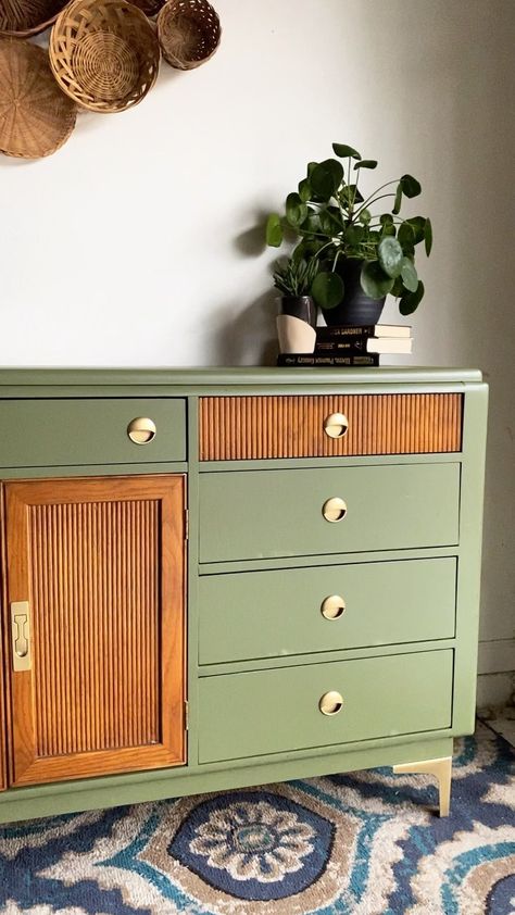 Furniture Flip Ideas, Diy Dresser Makeover Ideas, Masculine Dresser, Furniture Sofa Design, Cool Dresser, Drawer Dresser Bedroom, Retro Furniture Makeover, Aesthetic Sofa, Sofa Aesthetic