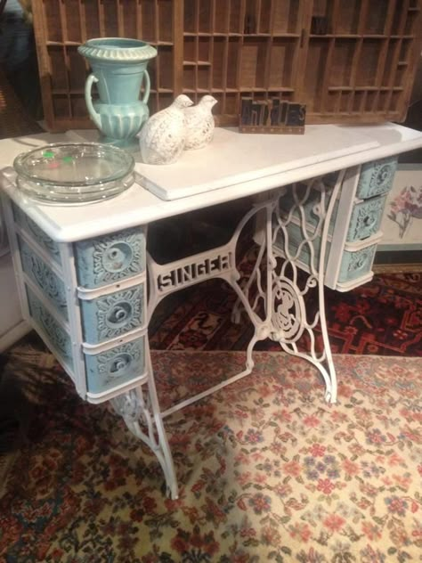 Singer sewing machine table made #shabby Sewing Table Repurpose, Singer Sewing Tables, Singer Sewing Machine Table, Old Sewing Machine, Sewing Machine Table, Antique Sewing Table, Old Sewing Machines, Antique Sewing Machines, Vintage Sewing Machines