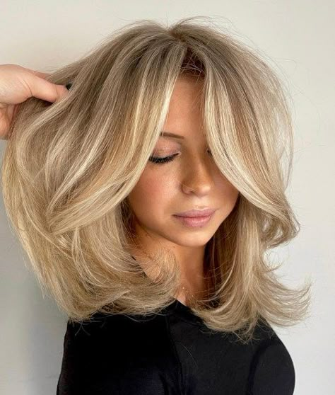 Voluminous Light Honey Blonde Shag Strawberry Highlights, Dirty Blonde Hair With Highlights, Dirty Blonde Hair Ideas, Light Honey Blonde, Blonde Shag, Gold Blonde Hair, Bright Blonde Hair, Short Hair Highlights, Blonde Babies