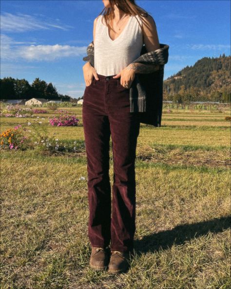 Dark Brown Courdory Pants Outfit, Cordrouy Pants Outfit Aesthetic, Styling Courderoy Pants, Brown Corduroy Pants Outfit Fall, Flare Courderoy Pants Outfits, How To Style Courderoy Pants, Fall Pants 2023, Patch Work Jeans Outfits, Outfits With Courderoy Pants