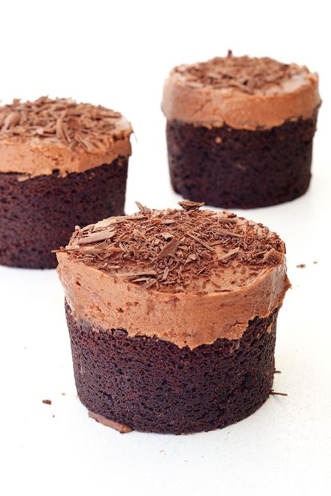 Mini Sour Cream Chocolate Cakes Chocolate Lovers Cake, Sour Cream Chocolate Cake, Mini Cake Recipe, Handle The Heat, Individual Cakes, Mini Tortillas, Individual Desserts, Chocolate Cakes, Creamy Chocolate