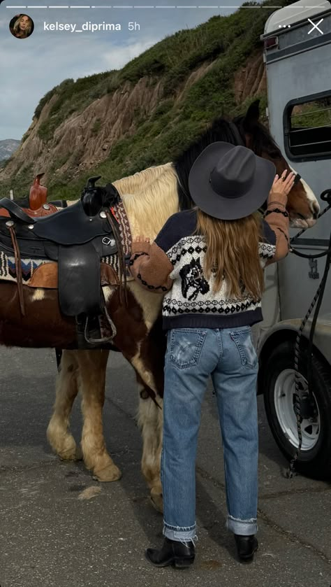 Mountain Girl Outfits, Cowgirl Style Outfits Winter, Vintage Cowgirl Aesthetic, Western Winter Outfits, Cowgirl Boots Outfit, Cowgirl Style Outfits, Western Apparel, Vintage Cowboy Boots, Cowgirl Aesthetic