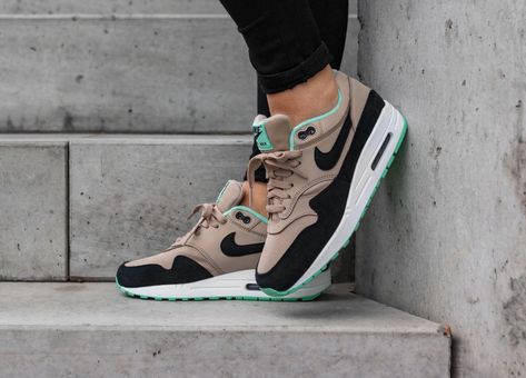 Air Max 1 Outfit Woman, Airmax Outfit Women, Air Max 1 Women, Sneaker Pictures, Airmax Outfit, Air Max Outfit, Air Max One, Nike Air Shoes, Nike Sneakers Women