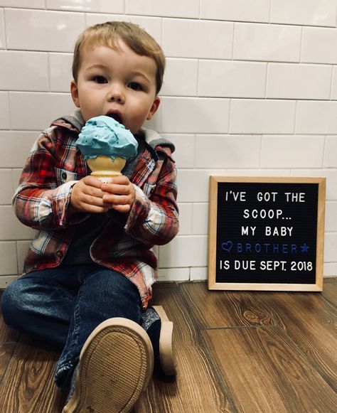 Gender Reveal Sibling Photo, Sibling Reveal Gender, Older Sibling Gender Reveal, Gender Reveal With Big Brother, Gender Reveal Photoshoot Ideas With Siblings, Older Sibling Gender Reveal Ideas, Gender Reveal Using Sibling, Gender Reveal Announcement Picture, Gender Reveal With Toddler Sibling