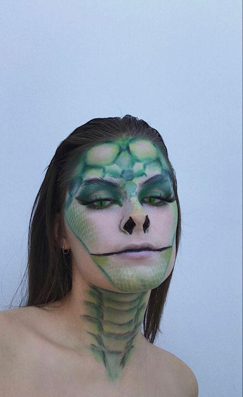 Snake Makeup Tutorial, Snake Makeup Halloween, Dinosaur Makeup Women, Reptilian Makeup, Snake Halloween Makeup, Animal Inspired Makeup, Snake Makeup Look, Reptile Makeup, Crocodile Makeup