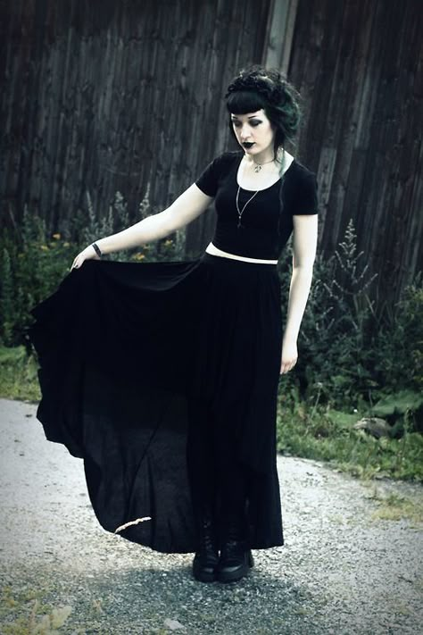 #GothicFashion Gothic Type, Gothic Mode, Strega Fashion, Goth Guys, Casual Goth, Goth Outfit, Outfit Ideas Summer, Goth Hair, Summer Goth