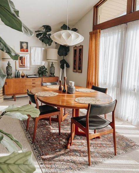 Mid Century Interior Design, Colorful Office, Weekend Inspiration, Mid Century Modern Dining Room, Mid Century Modern Interior Design, Mid Century Interior, Green Diy, Mid Century Living Room, Mid Century Modern Living