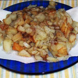 This is a favorite at our house, and I make these at least once a week. Onions are optional, but a sweet white onion chopped and fried with the potatoes gives the potatoes a special flavor. My husband's favorite meal is pinto beans, fried potatoes, and cornbread.  - Country Fried Potatoes Country Fried Potatoes, Smothered Potatoes, Fried Potatoes Recipe, Beans And Cornbread, Breakfast Potato Casserole, Country Fried, Meatless Main Dishes, Potato Recipes Side Dishes, Potato Side Dishes