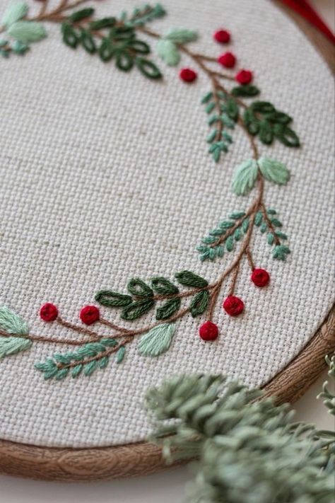 Embroidered Christmas Ornaments, Embroidery Stitches Beginner, Christmas Embroidery Patterns, Embroidery Tshirt, Christmas Embroidery Designs, Embroidery Christmas, Rainbow Rings, Hand Embroidery Projects, Hand Embroidery Flowers