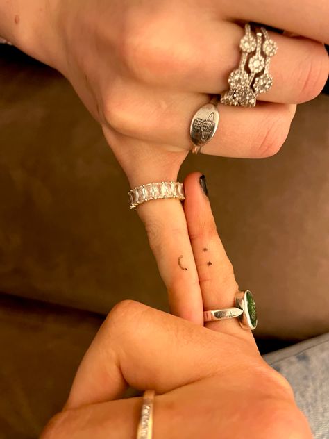 Pinkie Tattoo Best Friend, Pinky Tattoo Couple, Small Pinky Tattoo, Side Of Pinky Tattoo, Connecting Finger Tattoos Best Friends, Connecting Finger Tattoos, Pinky Ring Tattoo, Pinky Tattoo Best Friend, Best Friend Pinky Tattoo