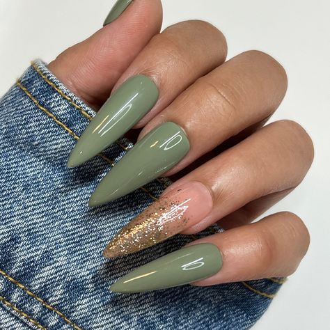 Fall Long Almond Nails, Green Ombre Nails Coffin, Sage Green Stiletto Nails, Fall Thanksgiving Nails Acrylic, Mossy Green Nails, Fall Nails With Foil, Mat Green Nails, Ivy Green Nails, Plaid Nails Green