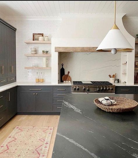 Kate Marker Interiors, Kabinet Dapur, Kitchen Hoods, Design Del Prodotto, Counter Tops, Alam Yang Indah, Counter Top, Beautiful Kitchens, Kitchen Style